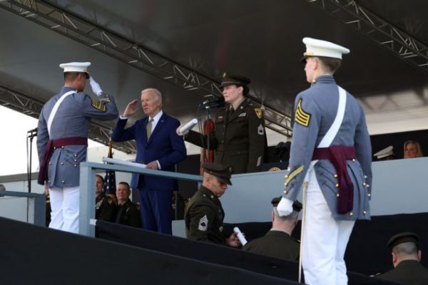 ΗΠΑ: Ο Μπάιντεν δηλώνει ξανά «αποφασισμένος» να μην στείλει Αμερικανούς στρατιώτες στην Ουκρανία