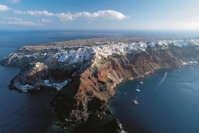 Στο επίκεντρο σύσκεψης οι κατολισθήσεις στη Σαντορίνη – Δρομολογούνται άμεσα παρεμβάσεις