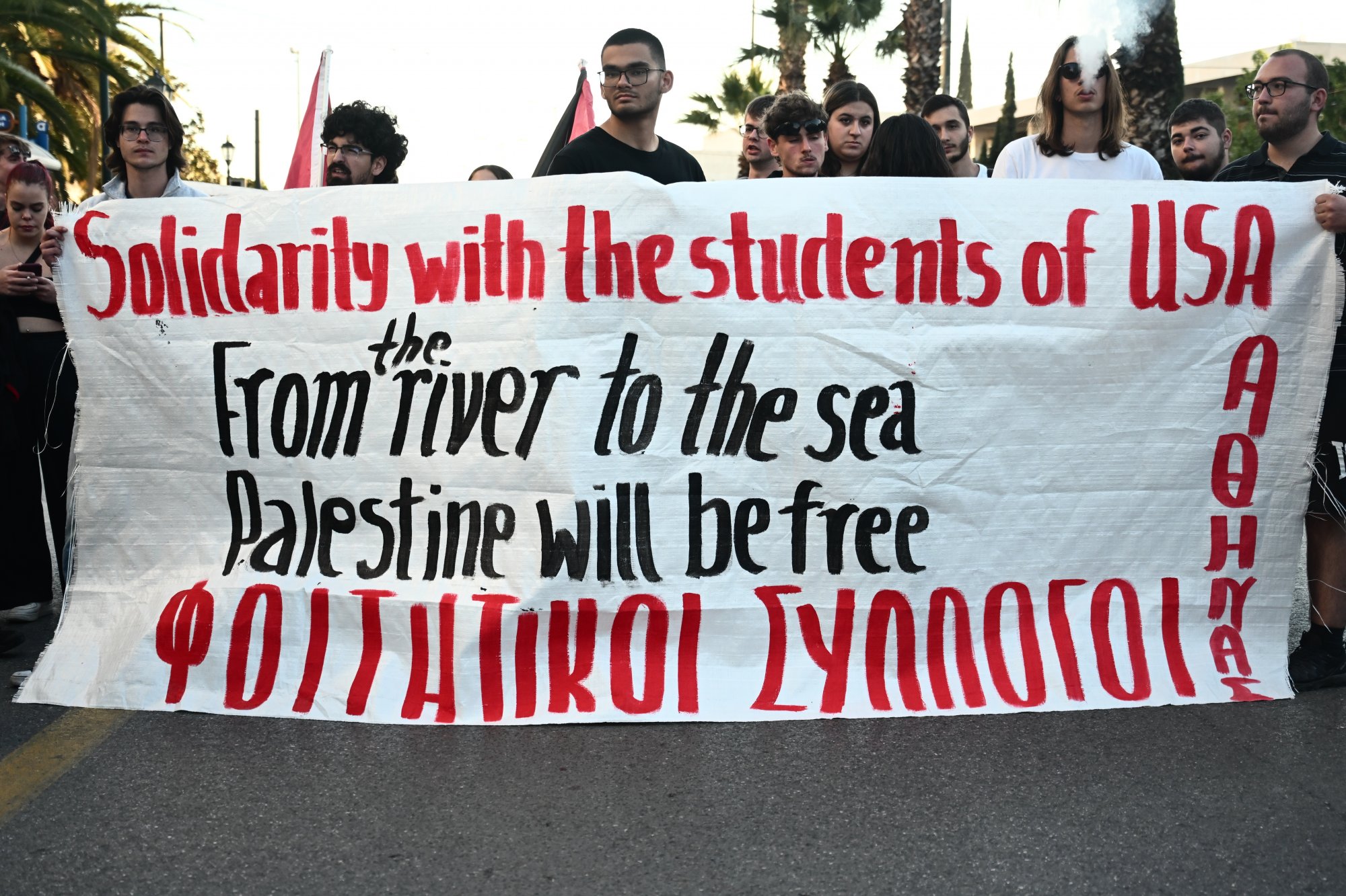 Φοιτητικές διαδηλώσεις υπέρ των Παλαιστινίων και στην Ελλάδα – Ολονύκτια διαμαρτυρία στα Προπύλαια