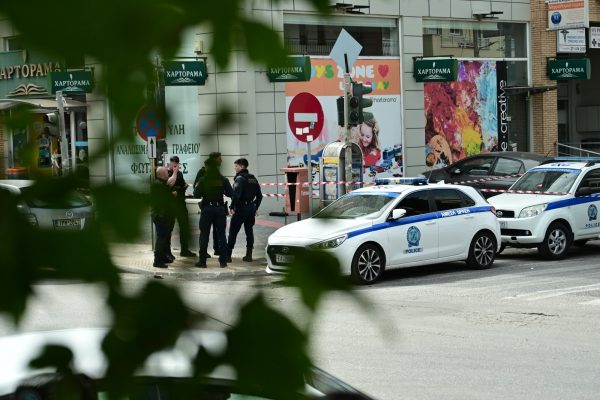 Μενίδι: Αυτόπτης μάρτυρας έβλεπε τον δράστη για ώρες στον τόπο του εγκλήματος