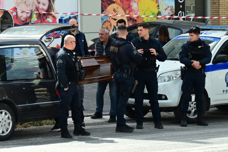 Γυναικοκτονία στο Μενίδι: Βίντεο ντοκουμέντο με τον 50χρονο να πλησιάζει τη 40χρονη λίγο πριν την δολοφονήσει