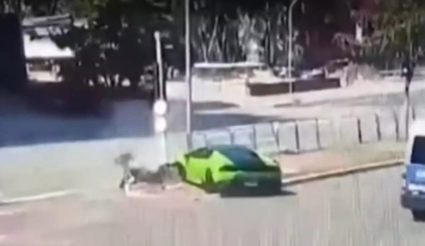 Βραζιλία: Βίντεο δείχνει οδηγό να ρίχνει τη Lamborghini του πάνω σε δικυκλιστή που του έκλεψε το Rolex
