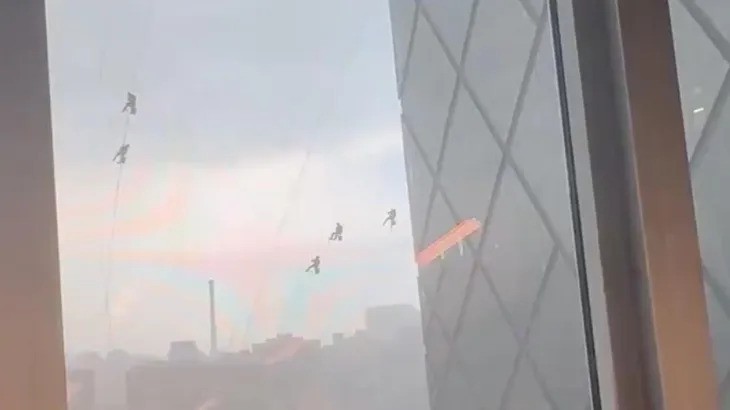 Η ζωή τους κρεμόταν από ένα… σκοινί:  Σοκαριστικά βίντεο από καταιγίδα στο Πεκίνο – Κινδύνευσαν ζωές