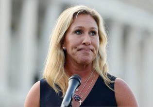 Μάρτζορι Τέιλορ Γκριν: Η «ιέρεια» της τραμπικής ακροδεξιάς σε… νευρική κρίση