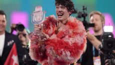 Eurovision 2024: Το Nemo επέστρεψε στην Ελβετία με υποδοχή ήρωα