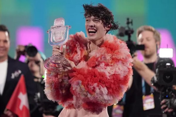 Eurovision 2024: Το Nemo επέστρεψε στην Ελβετία με υποδοχή ήρωα
