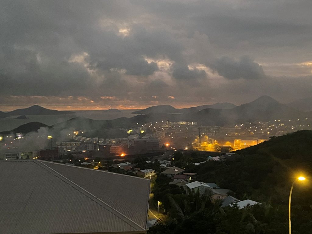 Νέα Καληδονία – Πώς ο νέος Ψυχρός Πόλεμος βάζει «φωτιά» στην υπερπόντια κτήση της Γαλλίας