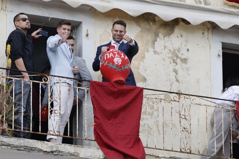 Ο Στέφανος Κασσελάκης στο έθιμο των μπότηδων: Θα χαλάσουμε τη σούπα σε όλο το σύστημα