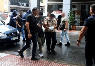 Blue Horizon: «Τον βλέπω ξανά και ξανά να πέφτει στη θάλασσα» λέει ο αδελφός του Αντώνη Καρυώτη