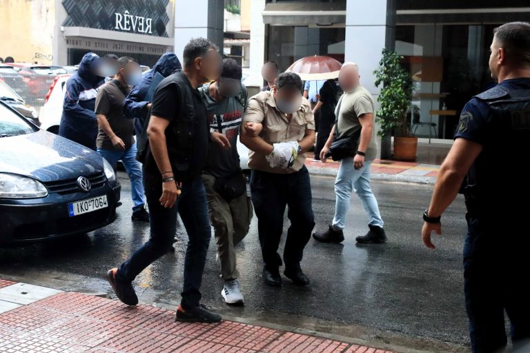 Blue Horizon: «Τον βλέπω ξανά και ξανά να πέφτει στη θάλασσα» λέει ο αδελφός του Αντώνη Καρυώτη