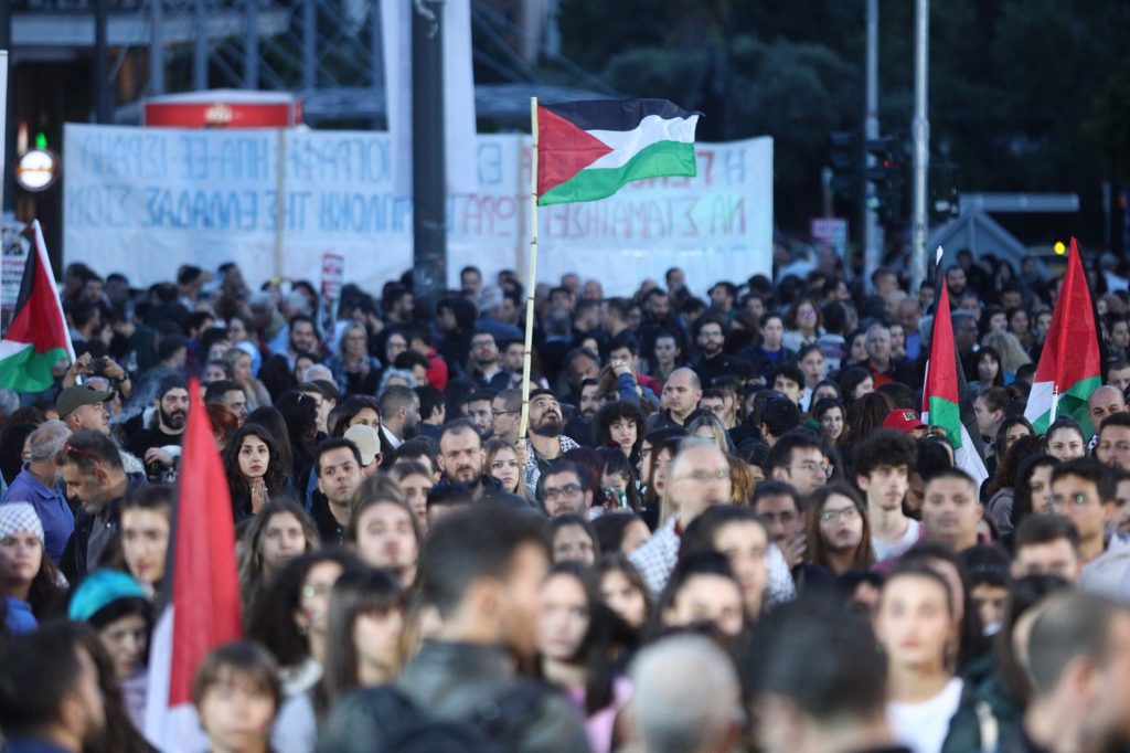 «Λευτεριά στην Παλαιστίνη» – Εκατοντάδες πολίτες στην ολονύκτια διαμαρτυρία στα Προπύλαια