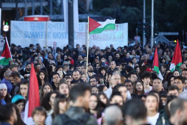 «Λευτεριά στην Παλαιστίνη» - Εκατοντάδες πολίτες στην ολονύκτια διαμαρτυρία στα Προπύλαια