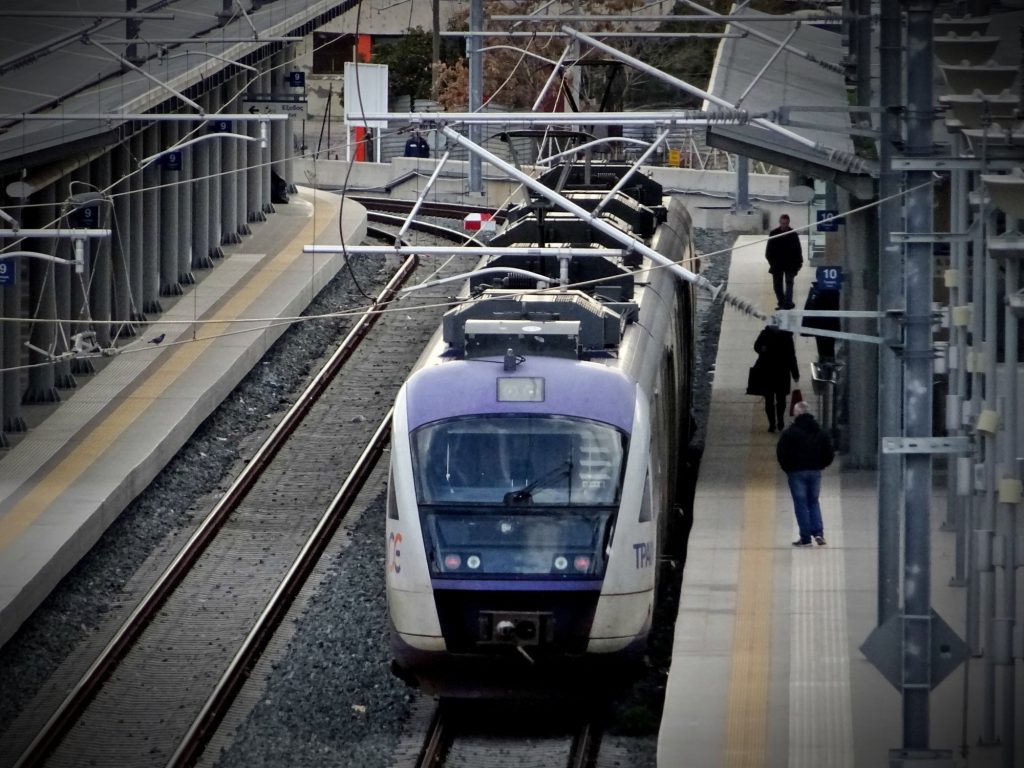 Ασπρόπυργος: Ακινητοποιήθηκε ο Προαστιακός λόγω πυρκαγιάς κοντά στη γραμμή