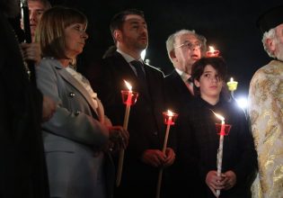 Νίκος Ανδρουλάκης: Παρακολούθησε τη λειτουργία της Ανάστασης στη Μητρόπολη Αθηνών