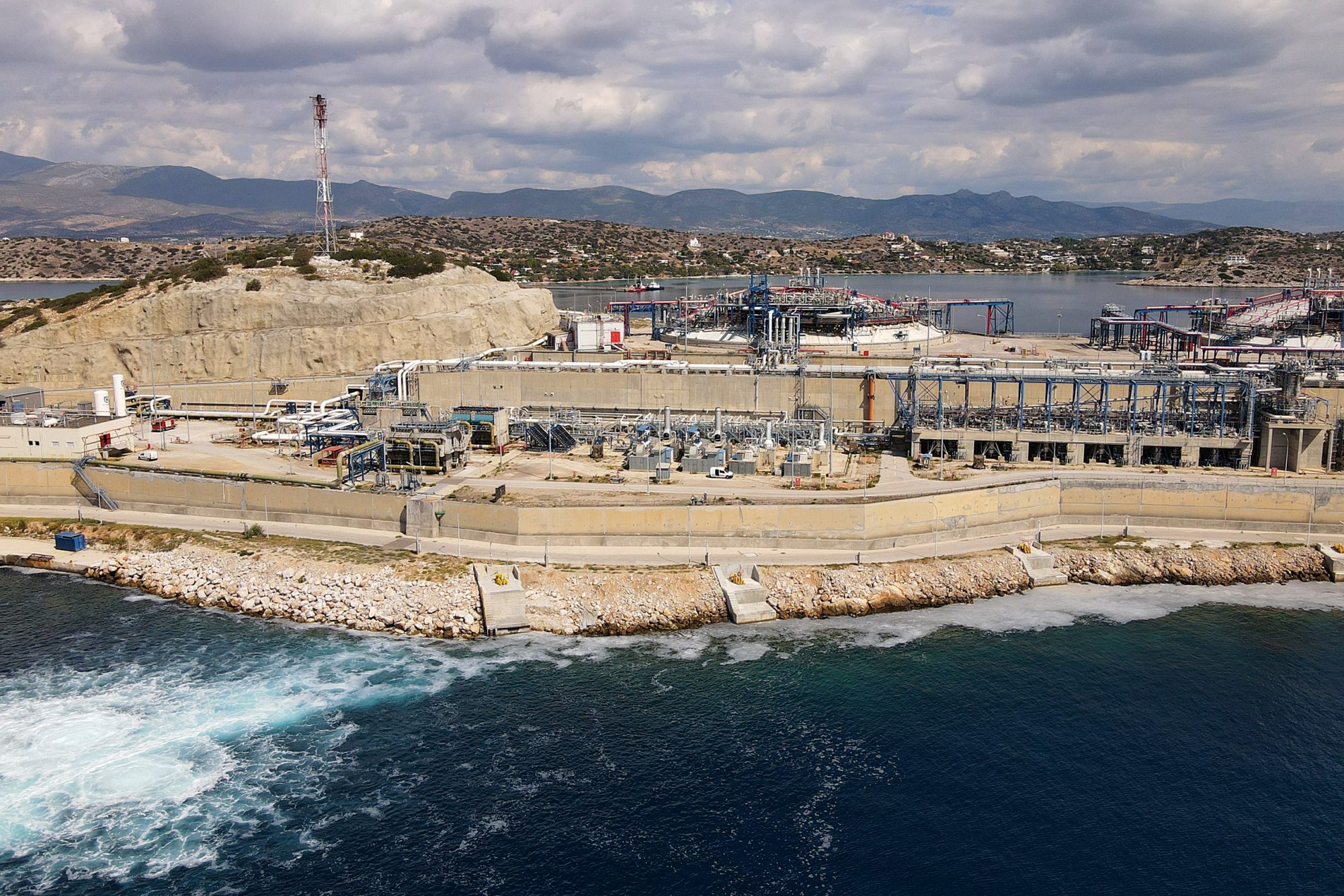 Φουρτούνες στο ενεργειακό οχυρό της Ρεβυθούσας – Μόλις δύο φορτία LNG τον Ιούνιο