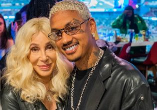 Cher: «Βγαίνω με μικρότερους άνδρες, γιατί οι άνδρες στην ηλικία μου έχουν πεθάνει»