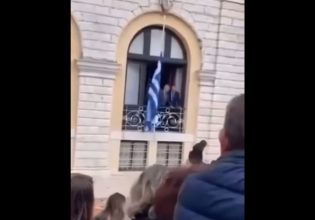 Το έθιμο πήγε… στραβά στην Κέρκυρα: Της έπεσε κατά λάθος ο μπότης στο κεφάλι