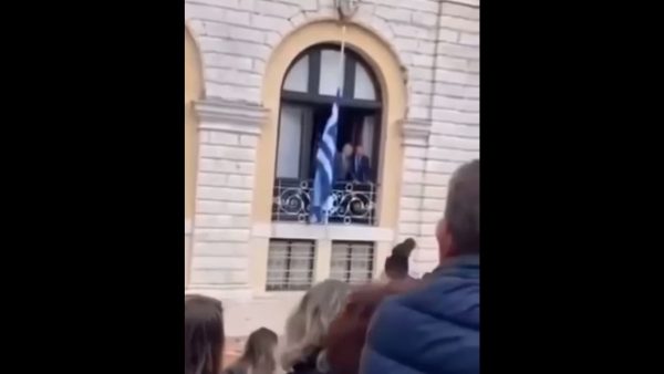 Το έθιμο πήγε… στραβά στην Κέρκυρα: Της έπεσε κατά λάθος ο μπότης στο κεφάλι