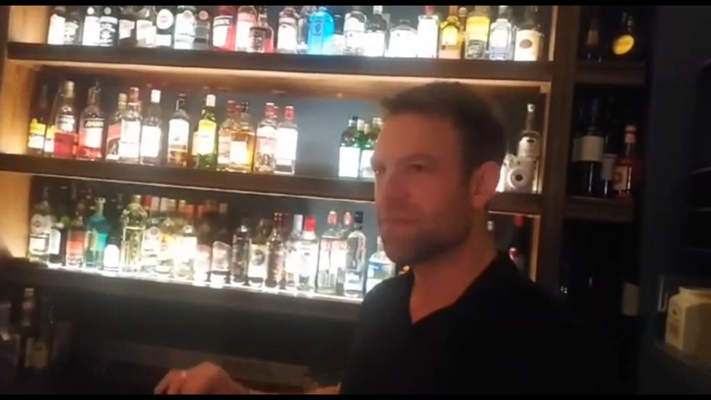 Κασσελάκης σε ρόλο μπάρμαν στου Ψυρρή