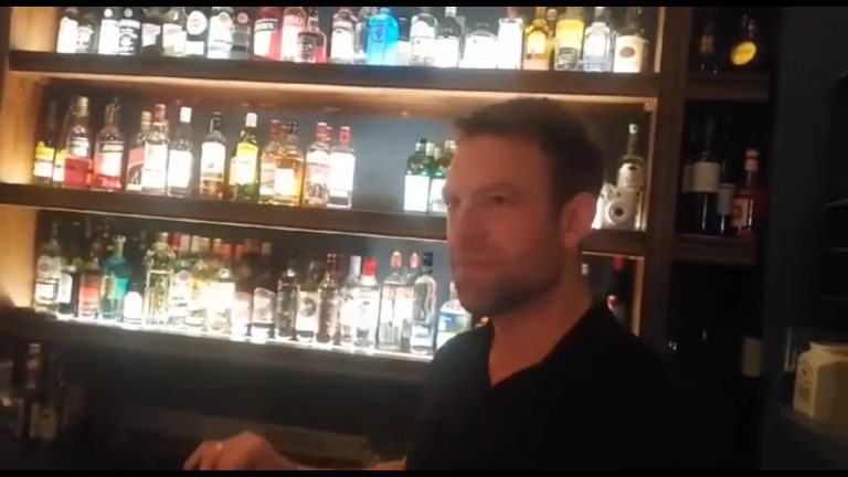 Κασσελάκης σε ρόλο μπάρμαν στου Ψυρρή