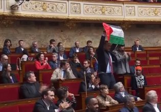 Γαλλία: Bουλευτής ύψωσε παλαιστινιακή σημαία στην Εθνοσυνέλευση