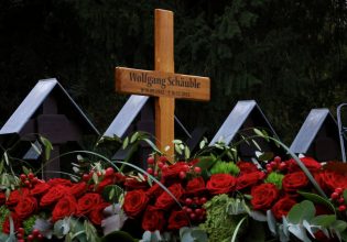 Γερμανία: Έσκαψαν 1,2 μ. τρύπα στον τάφο του Σόιμπλε αλλά δεν έφτασαν στο φέρετρο