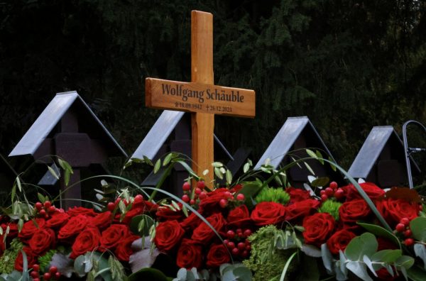 Γερμανία: Έσκαψαν 1,2 μ. τρύπα στον τάφο του Σόιμπλε αλλά δεν έφτασαν στο φέρετρο