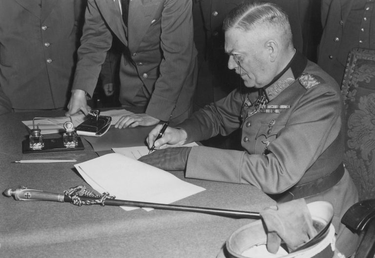 Β’ Παγκόσμιος Πόλεμος: Η άνευ όρων παράδοση της ναζιστικής Γερμανίας