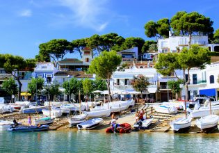 Διακοπές στη γενέτειρα του Σαλβαδόρ Νταλί: 81 παραλίες με γαλάζια σημαία και μπύρες με 1 ευρώ