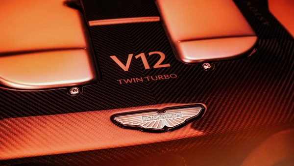 H Aston Martin εμμένει στον V12