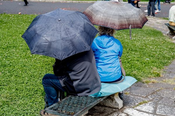 Καιρός: Βροχές και καταιγίδες σήμερα – Κύμα ζέστης στο τέλος της εβδομάδας
