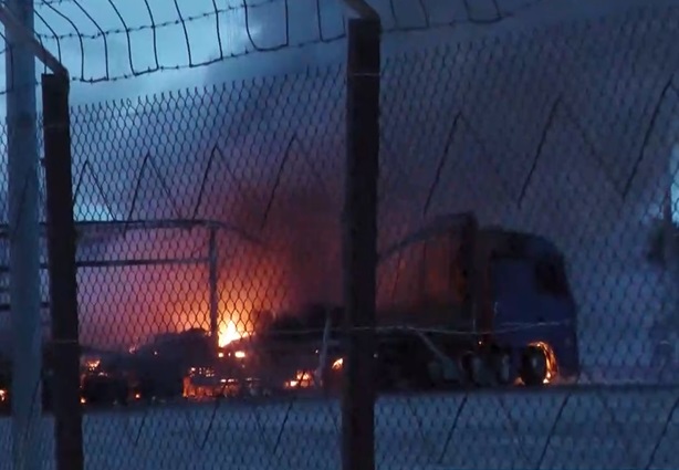 Πυρκαγιά σε φορτηγό και τράκτορες στο λιμάνι Θεσσαλονίκης – Σώοι οι οδηγοί