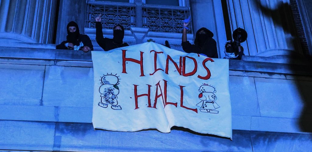 Ποιος είναι ο Handala, το ξυπόλητο αγόρι από την Παλαιστίνη με τα αγκαθωτά μαλλιά;