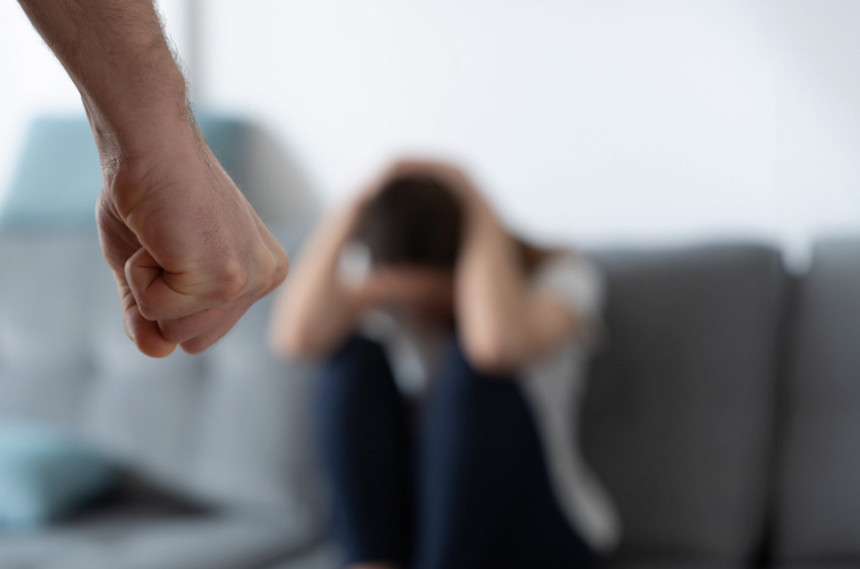 Κρήτη: Χειροπέδες σε 44χρονο για ενδοοικογενειακή βία – Χτύπησε τη σύζυγο και τις κόρες του