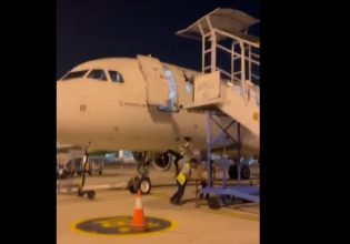 Τρομακτικό βίντεο: Άνδρας πέφτει από αεροσκάφος μετά την απομάκρυνση της σκάλας