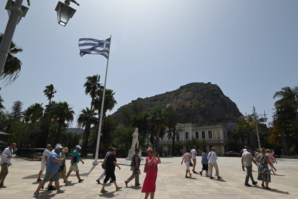 Καιρός: Επιμένει η αφρικανική σκόνη – Τοπικές βροχές και 34αρια τη Δευτέρα