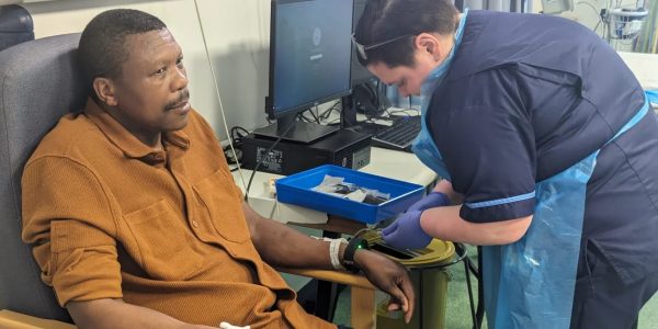 Τι είναι το εξατομικευμένο εμβόλιο για τον καρκίνο – Ξεκίνησε η χορήγησή του