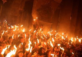 Το Άγιο Φως αφίχθη στο «Ελ. Βενιζέλος» και μεταφέρεται σε όλη τη χώρα