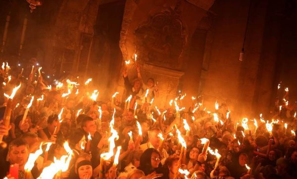 Το Άγιο Φως αφίχθη στο «Ελ. Βενιζέλος» και μεταφέρεται σε όλη τη χώρα