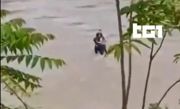 Τρεις άνθρωποι αγνοούνται στην Ιταλία από την κακοκαιρία – τους παρέσυραν τα ορμητικά νερά