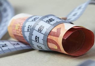 Πριν τις κάλπες παροχές και απειλές σε πολυεθνικές, μετά το ζωνάρι σφιχτό θα μιλάνε για δημοσιονομικό εκτροχιασμό