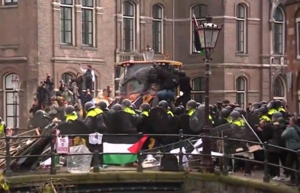 Ολλανδία: Άγριες συγκρούσεις διαδηλωτών με αστυνομικούς στο πανεπιστήμιο του Άμστερνταμ για τη Γάζα
