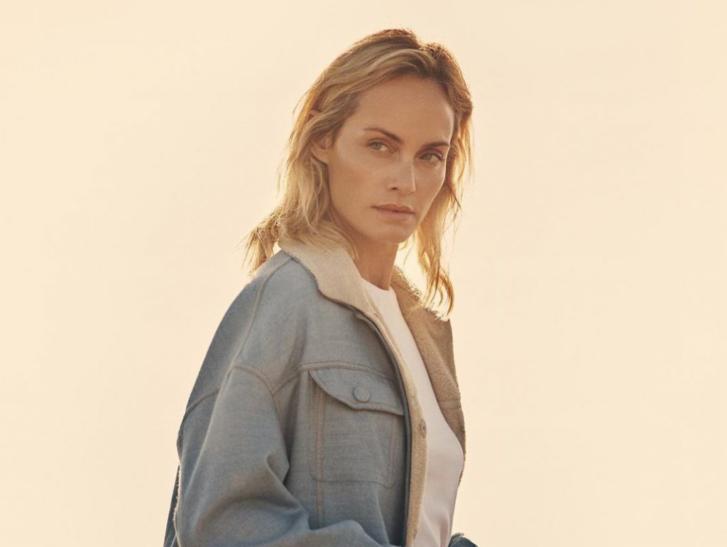 Amber Valletta: Έκλεισε 25 χρόνια χωρίς αλκοόλ και ουσίες – Το μήνυμά της για τον εθισμό