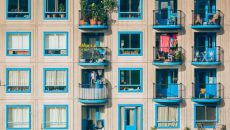 Στέγαση: Τα ακριβά ενοίκια κάνουν δημοφιλή τη συγκατοίκηση και στην Ελλάδα [γραφήματα]