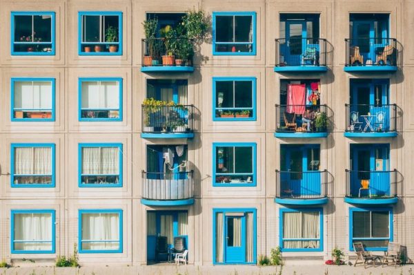 Στέγαση: Τα ακριβά ενοίκια κάνουν δημοφιλή τη συγκατοίκηση και στην Ελλάδα [γραφήματα]