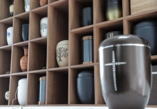 Ευρώπη: Οι επενδυτές… του θανάτου – «Μαγνήτης» χρημάτων η γήρανση του πληθυσμού