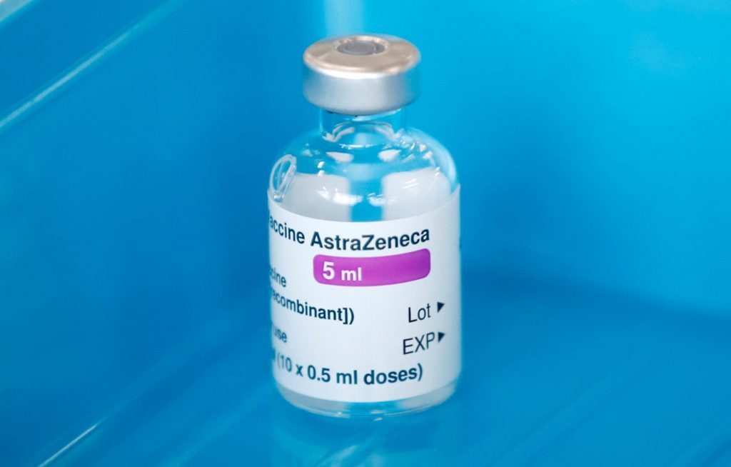COVID-19: Ο πραγματικός (;) λόγος που αποσύρθηκε το εμβόλιο της AstraZeneca