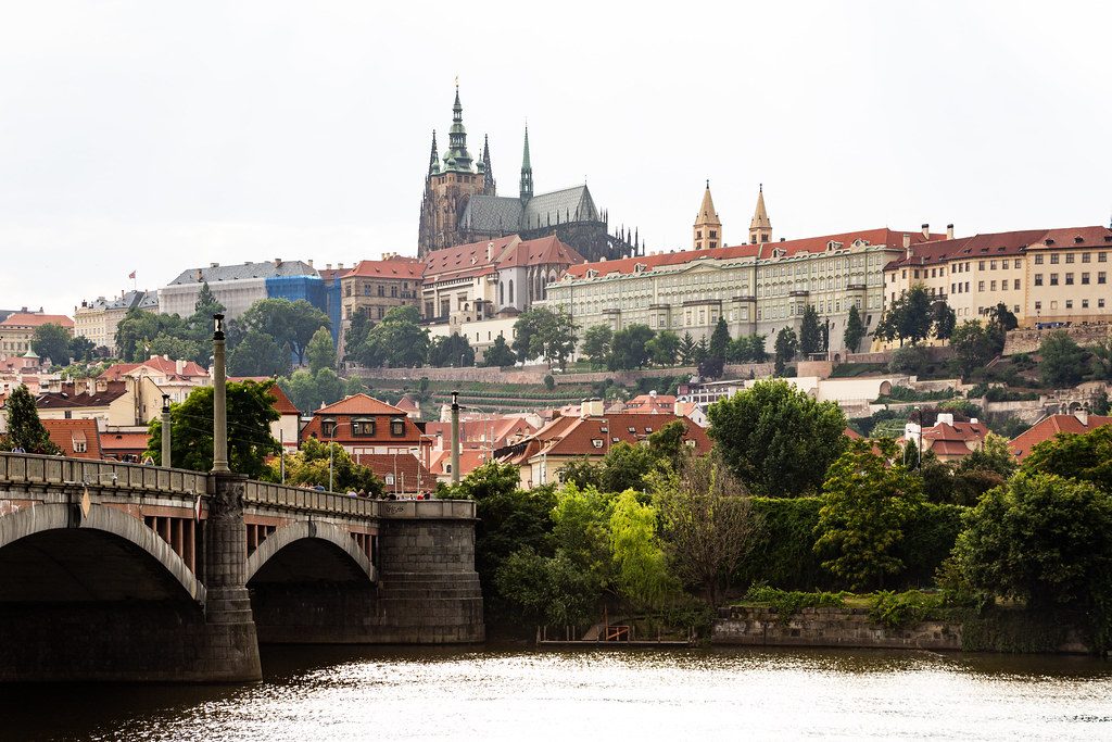 Η ιστορία πίσω από το κάστρο της Πράγας και η «κατάρα» του στέμματος