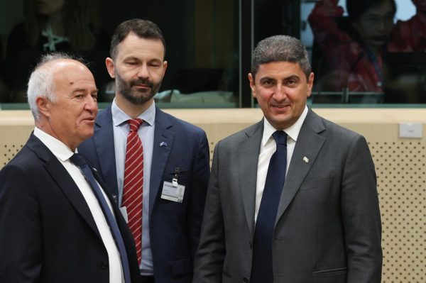 Αυγενάκης: Ενίσχυση των παραγωγών με εργαλεία αντιμετώπισης κρίσεων