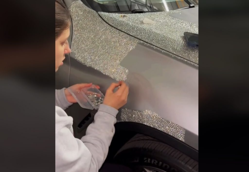 Διακόσμησε το αυτοκίνητό της με… εκατομμύρια κρύσταλλα – Έκανε όλη τη διαδικασία με το χέρι